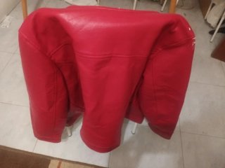 Cazadora de piel roja