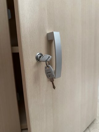Mueble de oficina robusto con cerradura