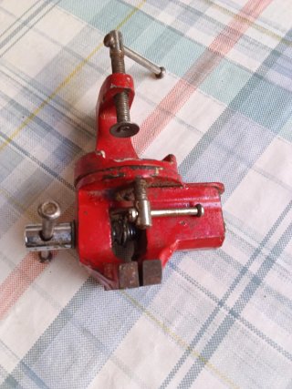 Tornillo de banco rojo