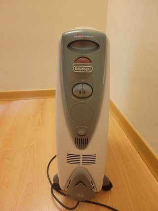 Radiador eléctrico blanco y gris