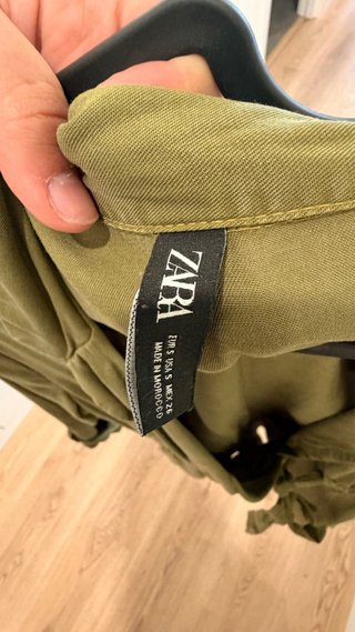 Vestido verde caqui ceñido por la cintura