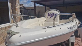 Barco de recreo de 4.5 metros con motor y remolque