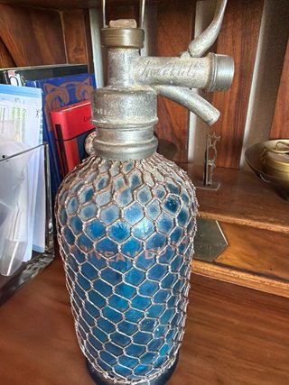 Sifón de vidrio azul con rejilla