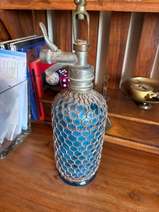 Sifón de vidrio azul con rejilla