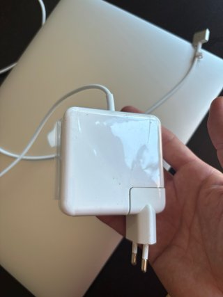 Ordenador Portátil Apple MacBook Air con Estuche