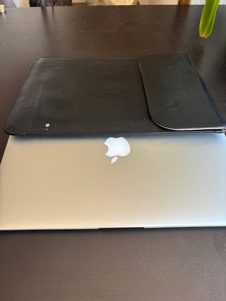 Ordenador Portátil Apple MacBook Air con Estuche