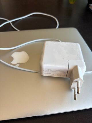 Ordenador Portátil Apple MacBook Air con Estuche