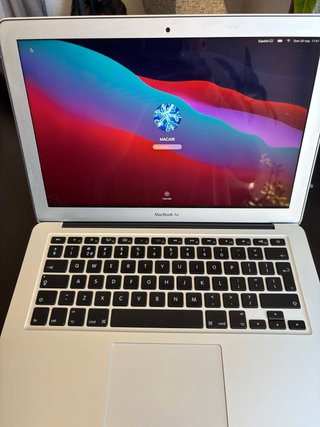 Ordenador Portátil Apple MacBook Air con Estuche