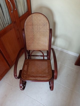 Mecedora antigua de madera.
