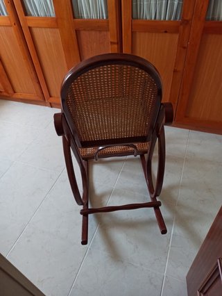 Mecedora antigua de madera.