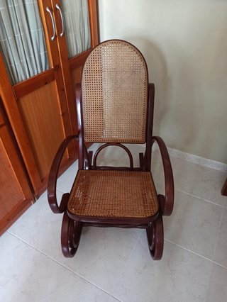 Mecedora antigua de madera.