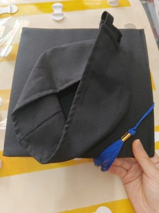 Gorro de graduación negro con borla azul