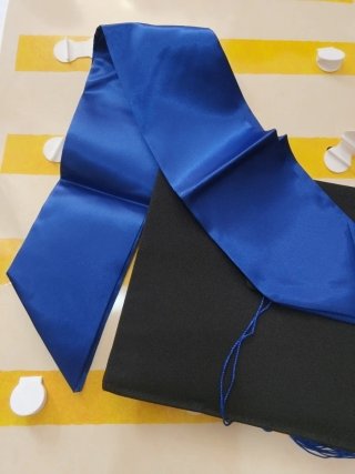 Gorro de graduación negro con borla azul