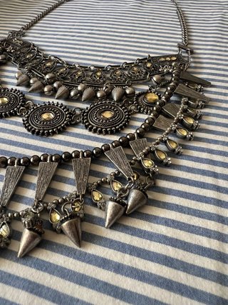 Collar boho Zara plateado con detalles amarillos