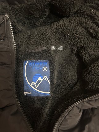 Abrigo acolchado negro con capucha