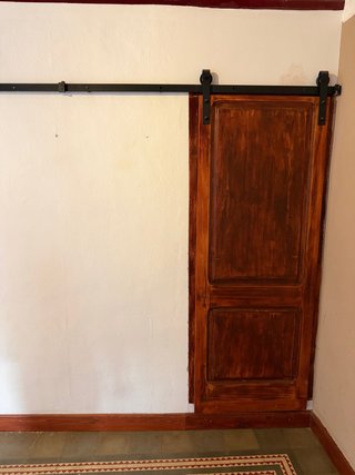 Puerta corredera rústica estilo granero
