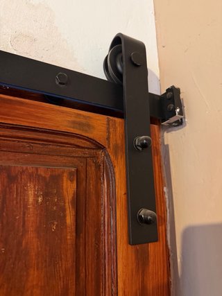 Puerta corredera rústica estilo granero