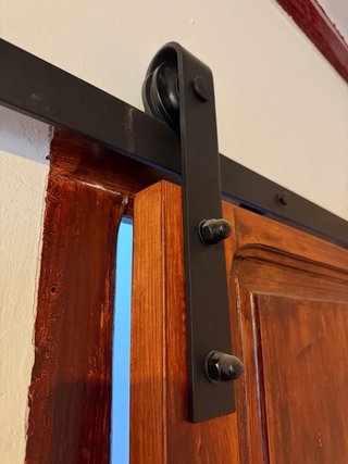 Puerta corredera rústica estilo granero