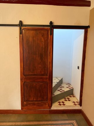 Puerta corredera rústica estilo granero