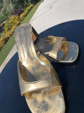 Sandalia dorada talla 39