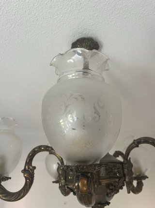 Elegante lámpara antigua de bronce y cristal