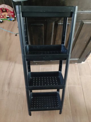 Estante negro de plástico