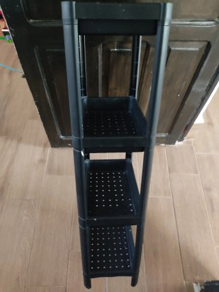 Estante negro de plástico