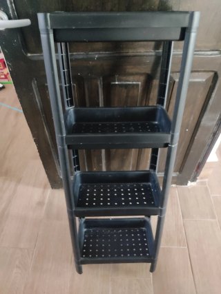 Estante negro de plástico