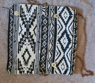 Bolso con motivos étnicos con cadena