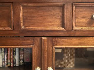Mueble TV madera con cajones y vitrina