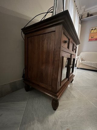 Mueble TV madera con cajones y vitrina