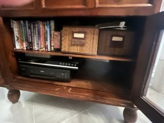 Mueble TV madera con cajones y vitrina
