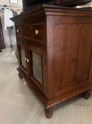 Mueble TV madera con cajones y vitrina
