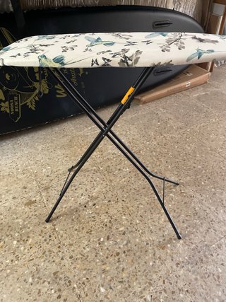 Tabla de planchar con diseño de colibríes