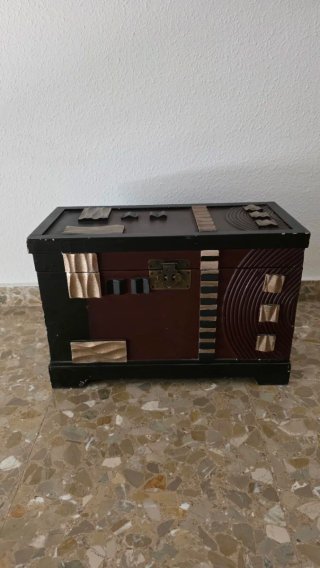 Antiguo baúl madera tallada Art Deco