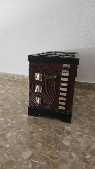 Antiguo baúl madera tallada Art Deco