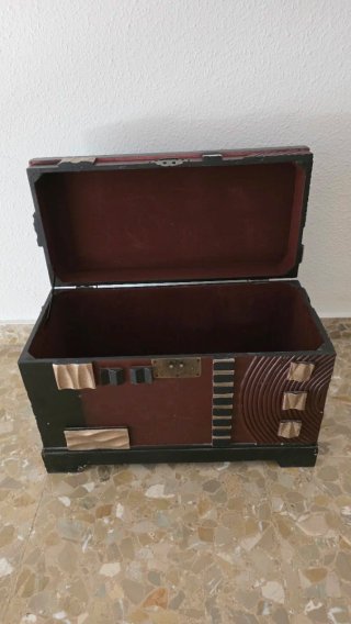 Antiguo baúl madera tallada Art Deco