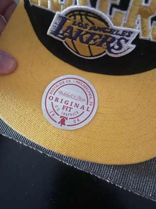 Gorra Mitchell & Ness Lakers Negra y Amarilla