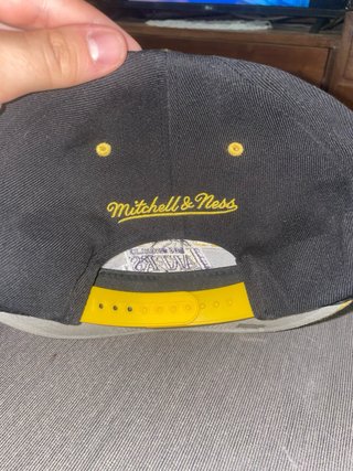 Gorra Mitchell & Ness Lakers Negra y Amarilla