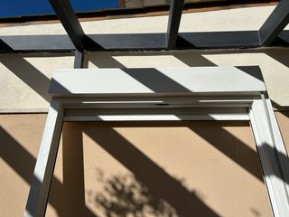 Puerta terraza aluminio blanco con persiana