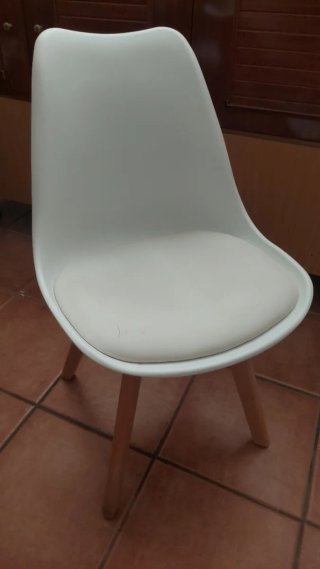 Silla blanca moderna