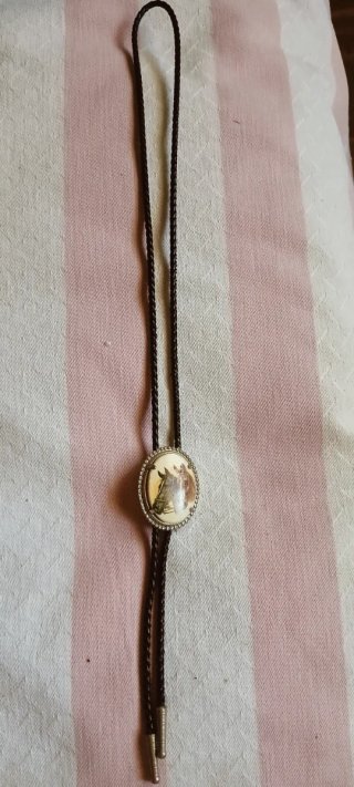 Corbata de cordón con caballos