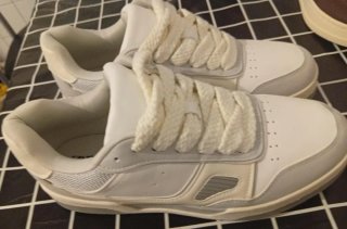Zapatillas deportivas grises y blancas