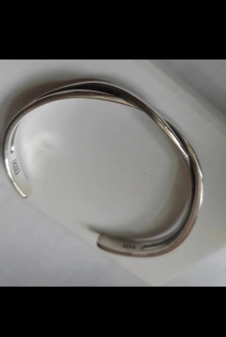 Brazalete de plata entrelazado