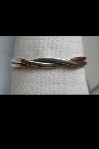 Brazalete de plata entrelazado