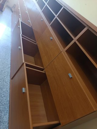 Mueble de almacenaje de madera caoba