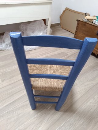 Silla de madera azul con asiento de yute