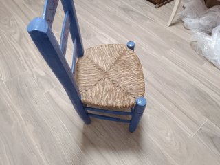 Silla de madera azul con asiento de yute