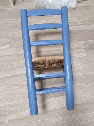 Silla de madera azul con asiento de yute