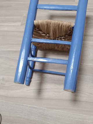 Silla de madera azul con asiento de yute